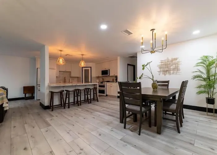 Modern San Pedro Home, Sleeps 12, Hot Tub, Fire Place, Private Parking